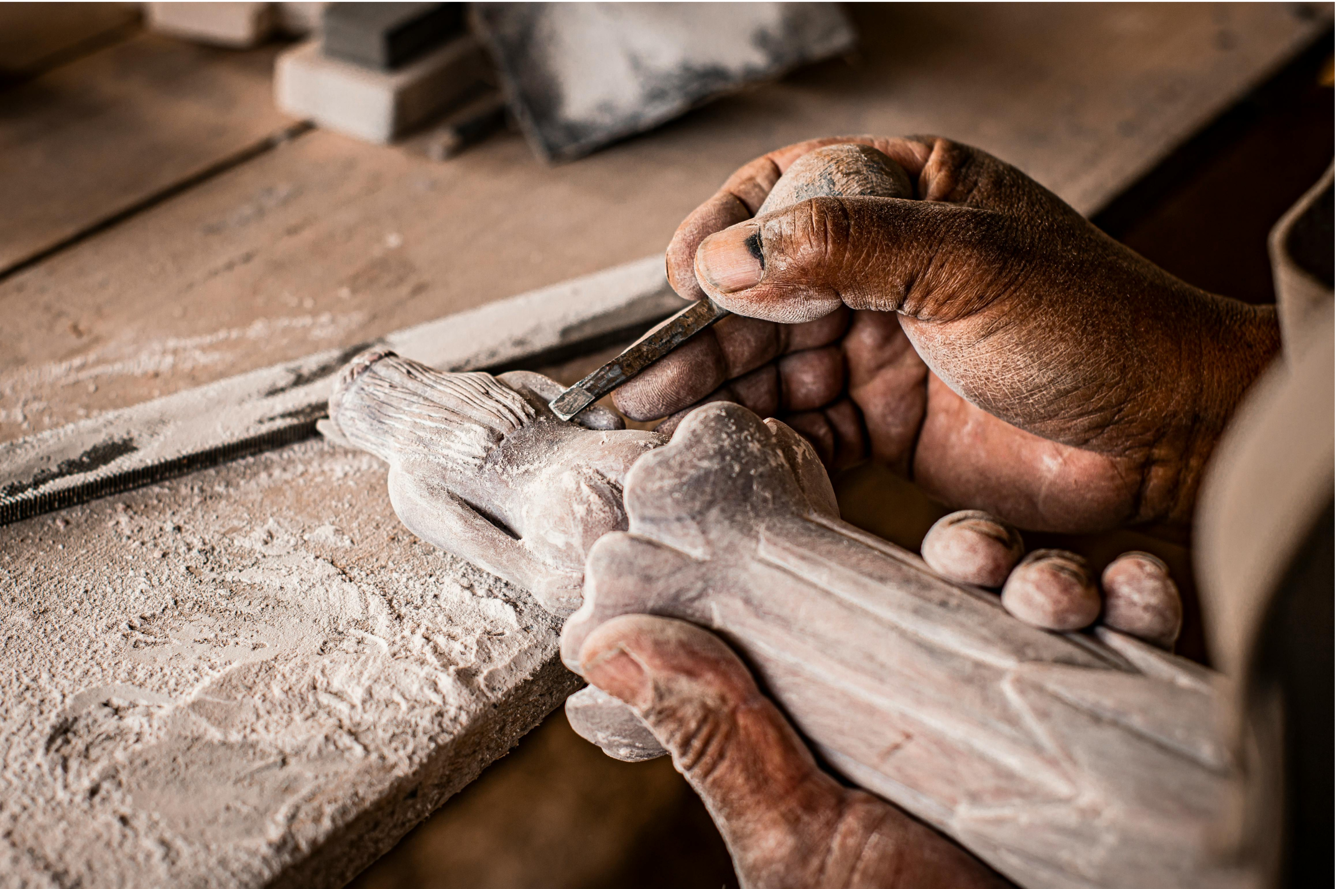 artiste sculteur sur bois artisanat balinais