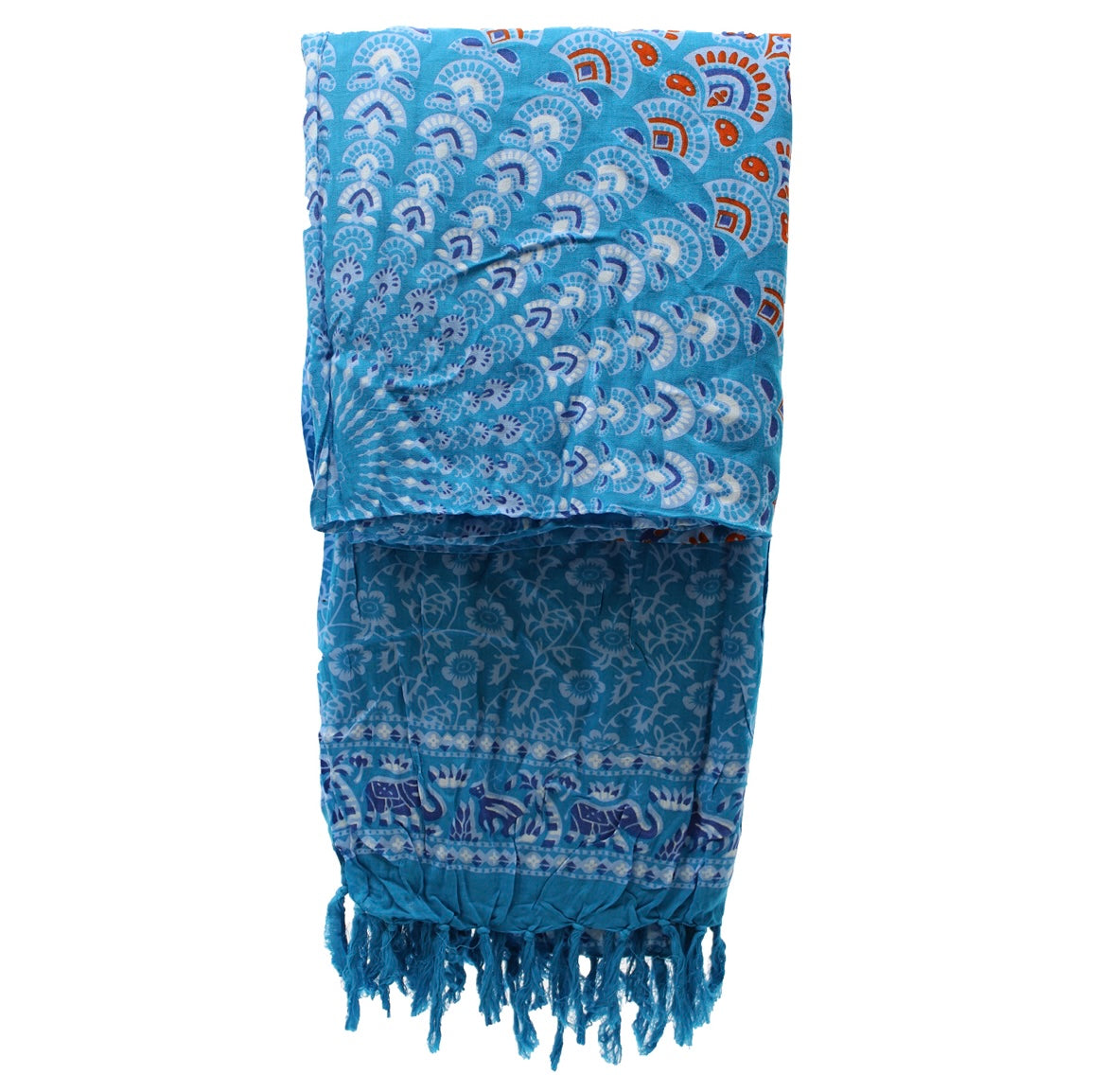 Paréo à motifs éléphants et mandala bleu, noué en robe sur un mannequin. Tissu léger et coloré d'inspiration indienne, idéal pour la plage ou les vacances.